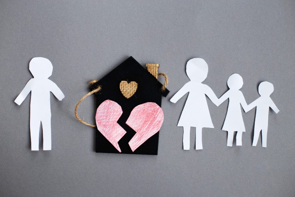 ¿Quién se queda en la casa cuando hay hijos menores?